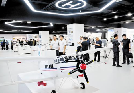 6月29日，第二屆雄安未來之城場景匯未來城市場景體驗周展廳內，參觀者正在現場感受低空技術應用場景。 本報記者 劉光昱攝