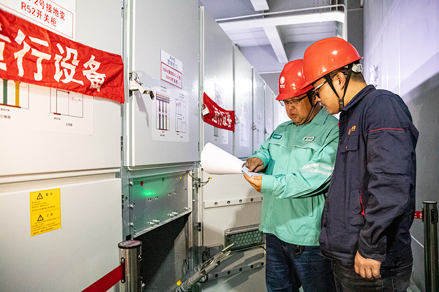 工作人員復核確認電纜終端接頭制作質量。李夢瑤攝