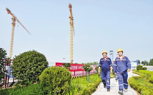 7月12日，在中核雄安科技園項目建設現場，工人們準備上工。 本組圖片由劉光昱攝