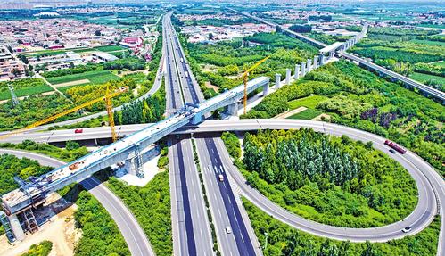 7月18日，雄忻高鐵保定東特大橋跨京港澳高速連續梁中跨順利合龍。 張 昊攝