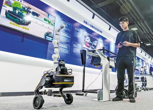 近日，雄安未來之城場景匯科創園二樓體驗中心內，工作人員正在調試智能機器人。本報記者 李東宇攝