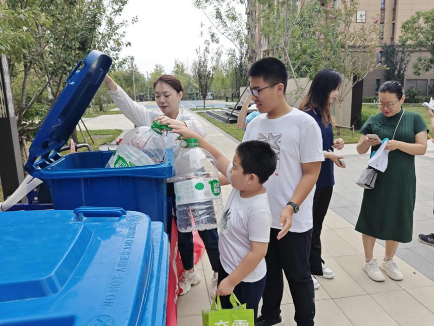 居民進行垃圾分類。生態建設公司供圖
