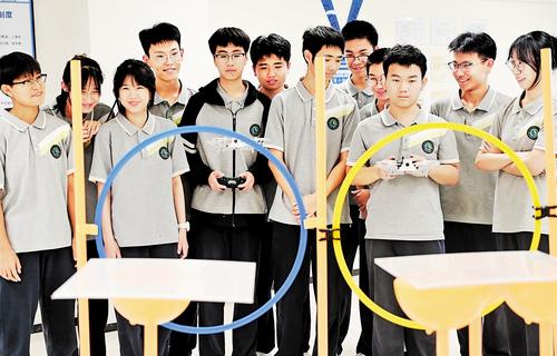 近日，雄安容和第一高級中學的學生在進行校園社團無人機比賽。 本報記者 劉光昱攝