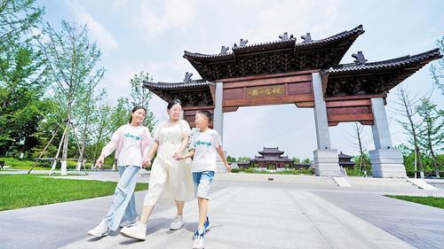 9月9日，游客在雄安新區悅容公園游玩。 本報見習記者李暢攝