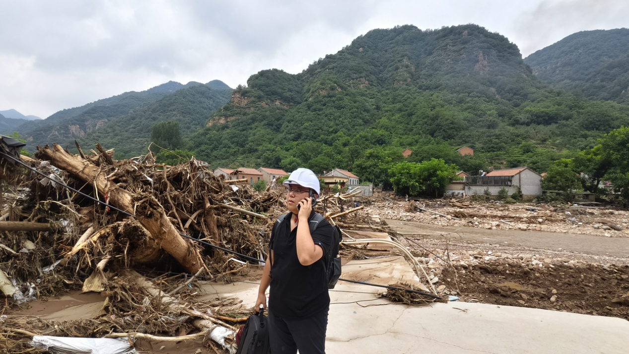 工作人員在興隆縣救災現場使用“天通北斗融合終端”通話。王丙超攝影