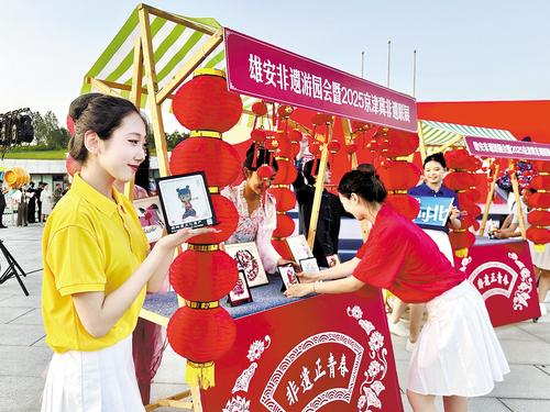 10月4日，雄安非遺游園會暨2025京津冀非遺聯展在雄安郊野公園進行。圖為工作人員在進行非遺作品展示。本報見習記者 郝金鈺攝