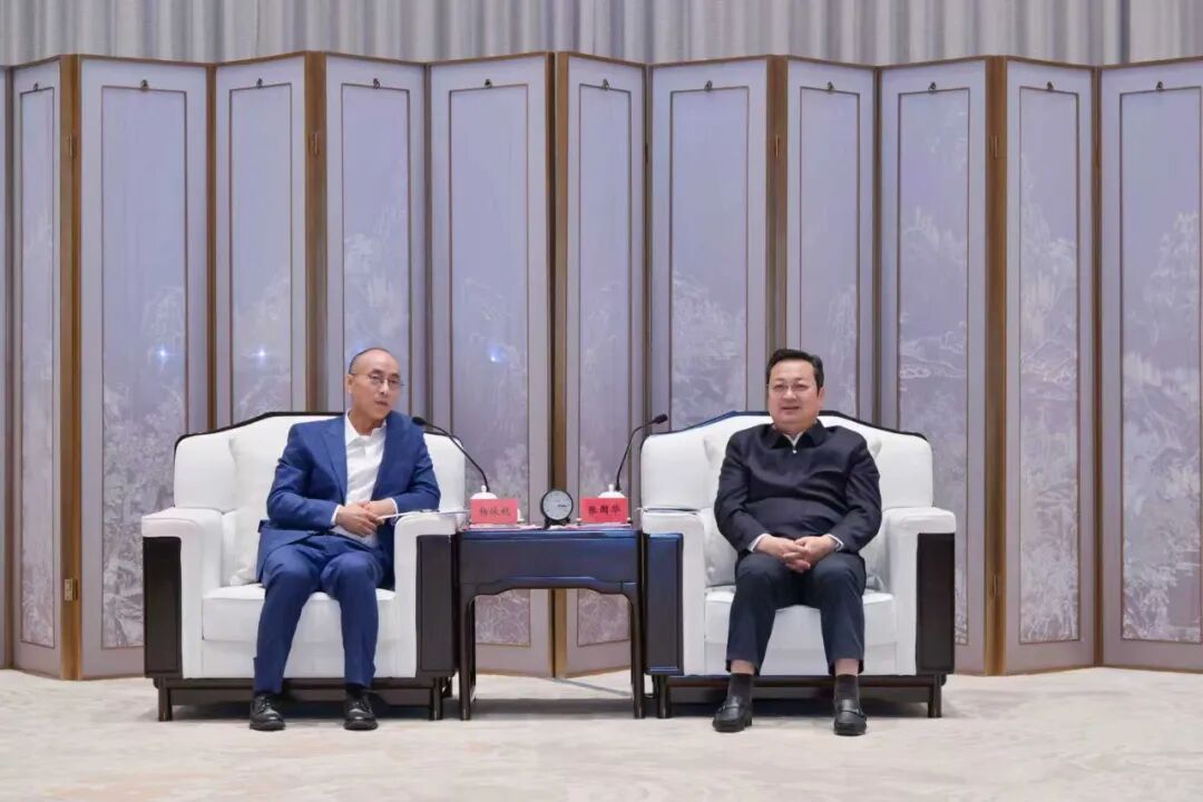 張國華與參加河北雄安新區跨國企業投資合作對接活動的嘉賓舉行工作座談。王偉倩攝