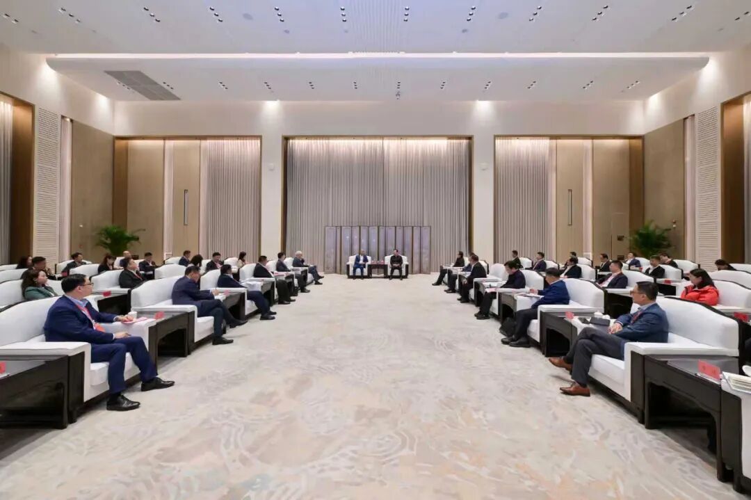 張國華與參加河北雄安新區跨國企業投資合作對接活動的嘉賓舉行工作座談。王偉倩攝