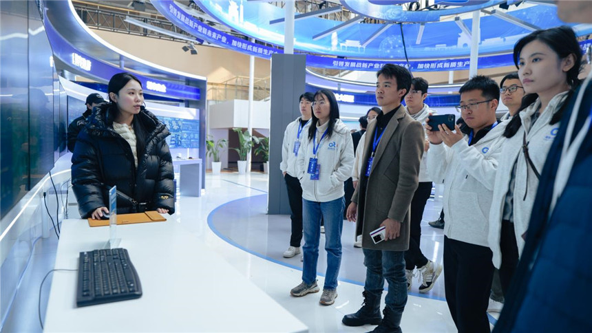 海外英才們實地探訪雄安新區。雄安新區黨群工作部供圖