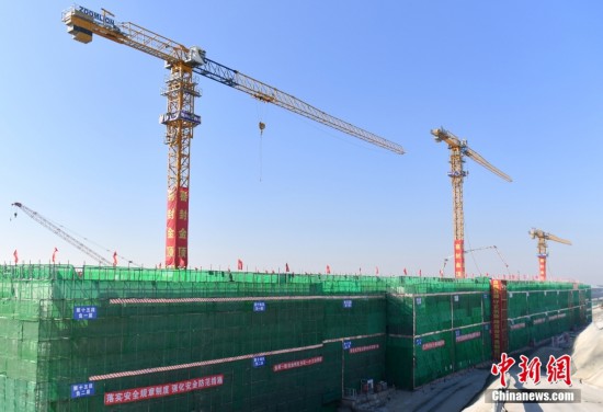 資料圖為11月15日，雄安新區至北京大興國際機場快線（簡稱“R1線”）金融島站建設現場。 <a target='_blank' href='/'><p  align=